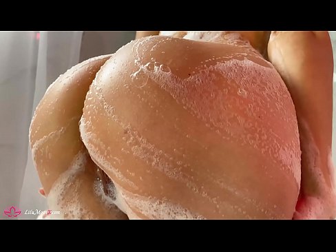 ❤️ Brunetka masturbuje kundičku s vibrátorom až do intenzívneho orgazmu v sprche ❤️❌ Porno na porno sk.loanworld.top ❌❤